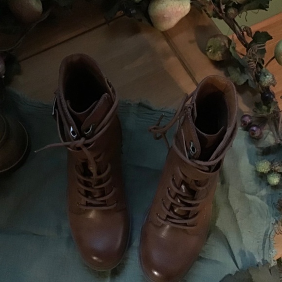 New Frye & Co. Axle Lace Up Booties - Picture 8 of 9